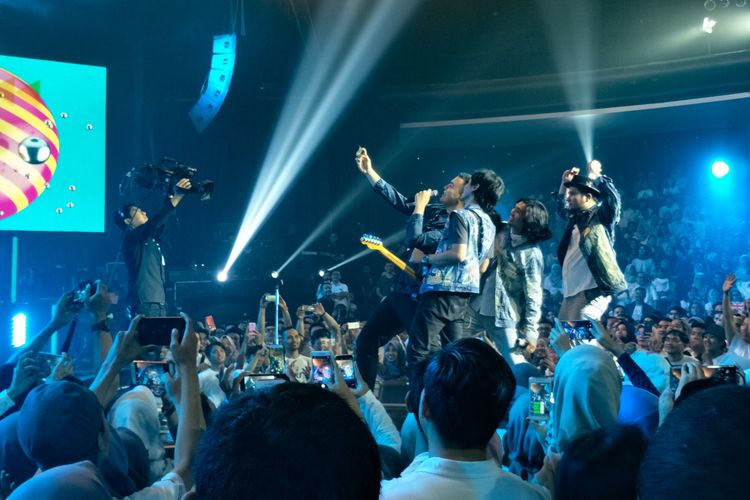Grup band Sheila on 7 bersama Tulus saat melakukan swafoto dalam konser Sebuah Kisah Klasik di Balai Sarbini, Semanggi, Jakarta Selatan, Jumat (14/8/2018).