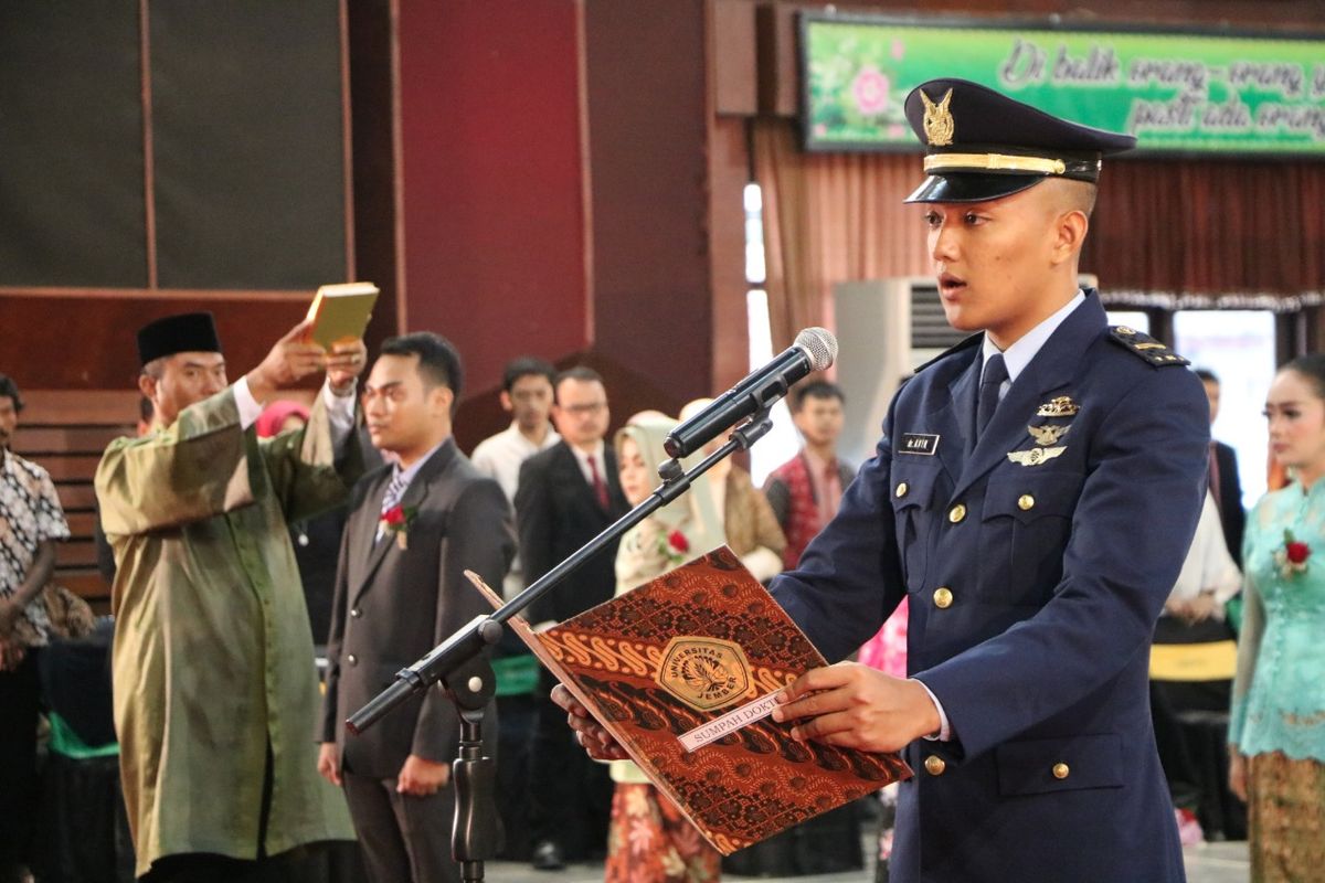 Impian Letda. Kes dr. Muhammad Avin Zamroni baru saja selesai melakukan prosesi Pengambilan Sumpah dan Pelantikan Dokter Fakultas Kedokteran Universitas Jember di Gedung Soetardjo, (10/4/2019).