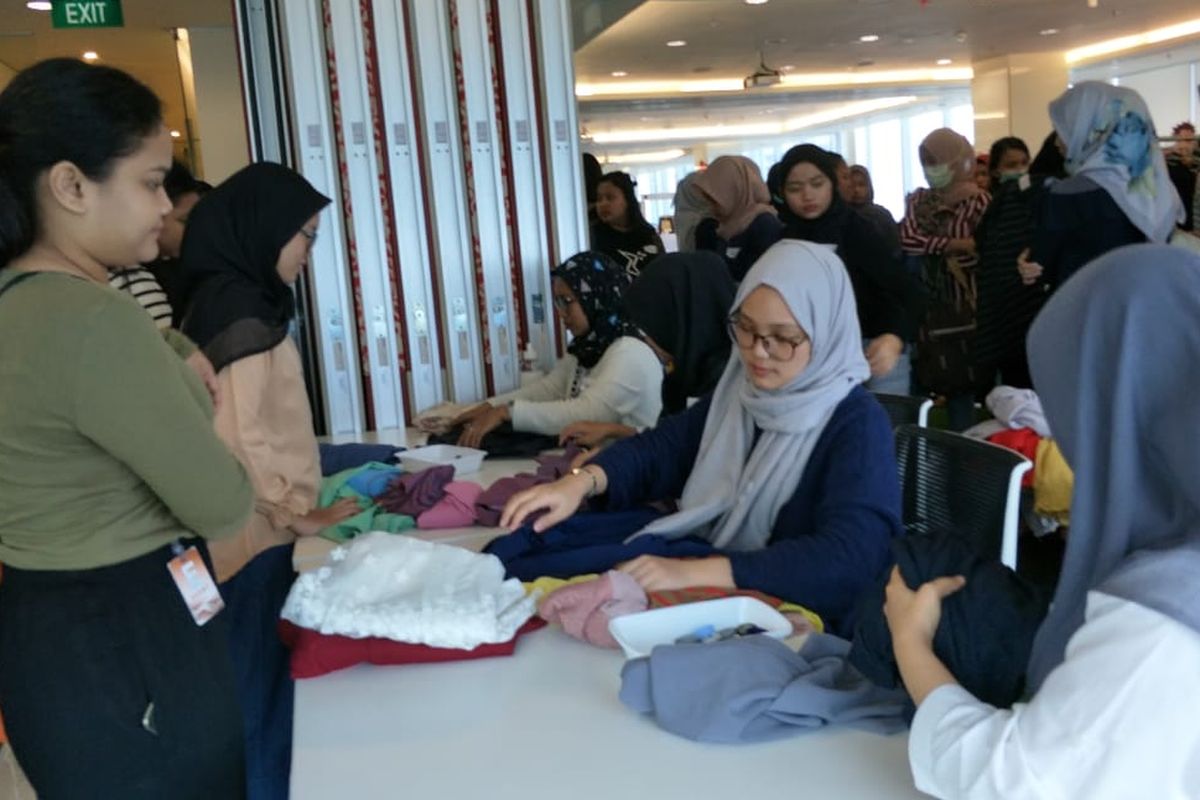 Panitia melakukan kurasi baju untuk ditukarkan dalam dalam event #TukarBaju yang digagas Komunitas Zero Waste Indonesia di DBS Bank Tower, Kuningan, Jakarta Selatan, Sabtu (27/7/2019).