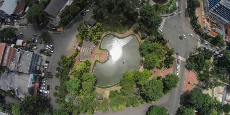 Taman Ayodya, Jakarta Selatan, dilihat dari udara, Jumat (6/2/2015). Ruang terbuka hijau menjadi salah satu penyeimbang dan oasis di tengah belantara gedung kota.