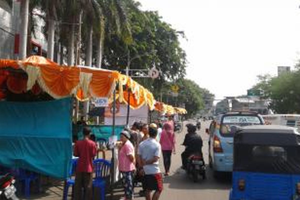 Sebanyak 3 Tempat Pemungutan Suara (TPS), di RW 04, Kelurahan Pinangsia, Kecamatan Tamansari, Jakarta Barat, dibangun di pinggir Jalan Mangga Dua Raya, Rabu (9/7/2014).