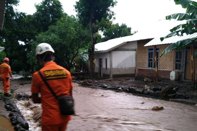 TIM SAR Mataram saat membantu evakuasi korban banjir di Desa Obel-obel Kecamatan Sambelie, Lombok Timur