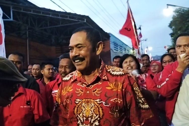 Seratusan anggota Dewan Pimpinan Cabang (DPC) Kota Solo, Jawa Tengah, menyambut kedatangan FX Hadi Rudyatmo, setelah menerima sanksi dari Partai Demokrasi Indonesia Perjuangan (PDI-P), Kamis (27/10/2022).