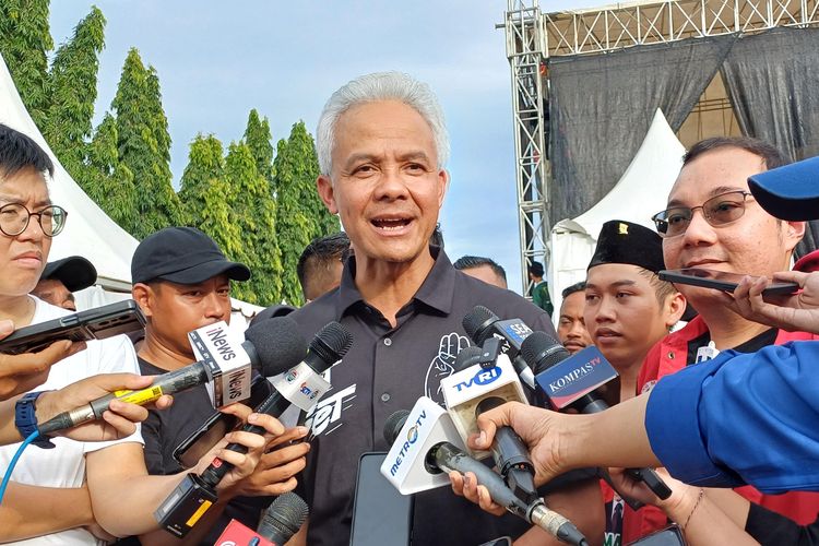 Calon presiden (Capres) nomor urut 3 Ganjar Pranowo mempersilakan Komisi Pemilihan Umum (KPU) menegur kandidat capres-cawapres yang melanggar zonasi kampanye terbuka, Selasa (23/1/2024).