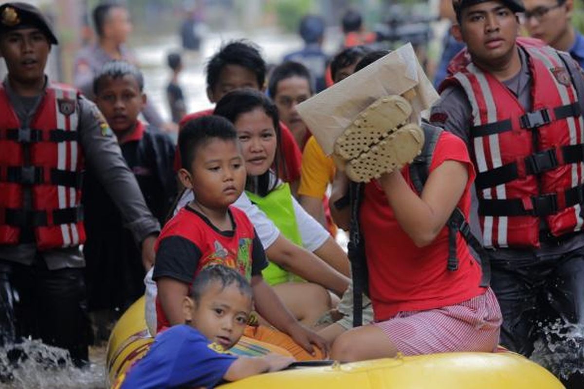 Warga menggunakan perahu untuk menuju rumahnya yang terendam banjir di Kelurahan Cipinang Melayu, Kecamatan Makasar, Jakarta Timur, Senin (20/2/2017). Banjir kerap terjadi menyusul meluapnya Kali Sunter yang melintasi Cipinang Melayu, ditambah, curah hujan yang tinggi sepanjang hari kemarin.