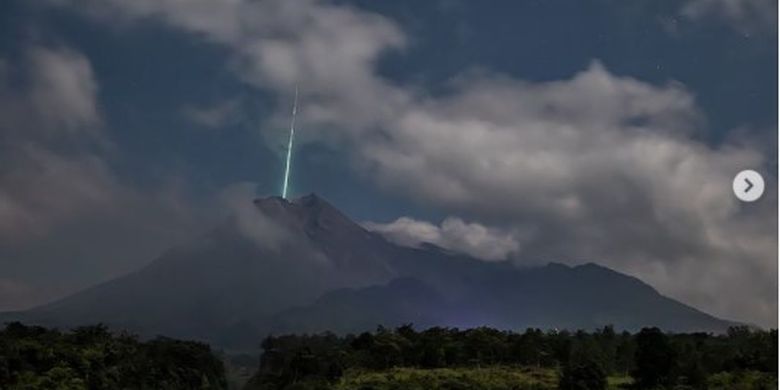 Meteor jatuh ke gunung merapi