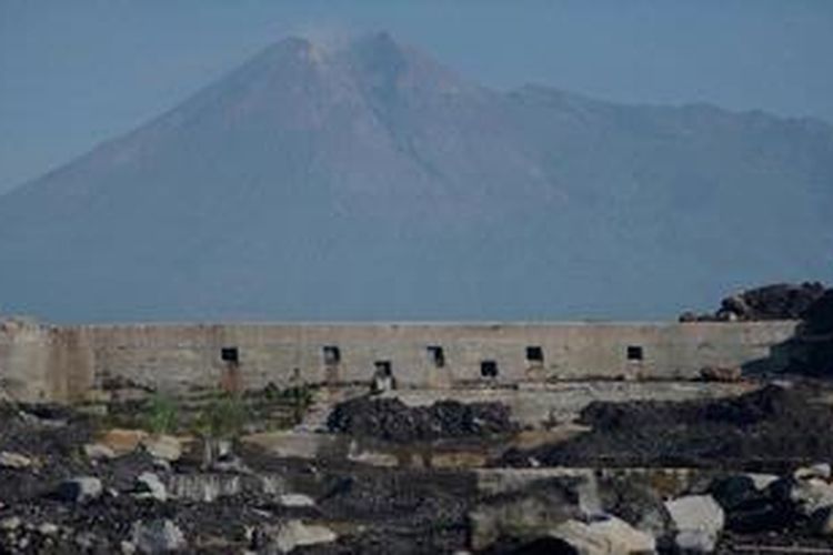 Material sisa erupsi Gunung Merapi masih menumpuk di sekitar sejumlah dam Sabo di Kali Gendol seperti yang ditemui di Dusun Bronggang, Desa Argomulyo, Cangkringan, Sleman, DI Yogyakarta, Selasa (27/11/2012). Hal ini membuat dam penahan luncuran material vulkanik dalam bentuk lahar hujan tersebut tidak dapat berfungsi maksimal. 

