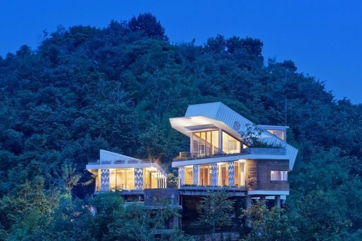 Rumah beratap kontainer di Lombok yang berada di puncak bukit. 