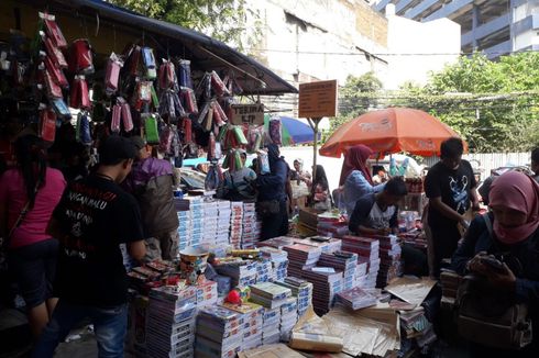 Pasar Asemka Diserbu Pembeli Jelang Tahun Ajaran Baru