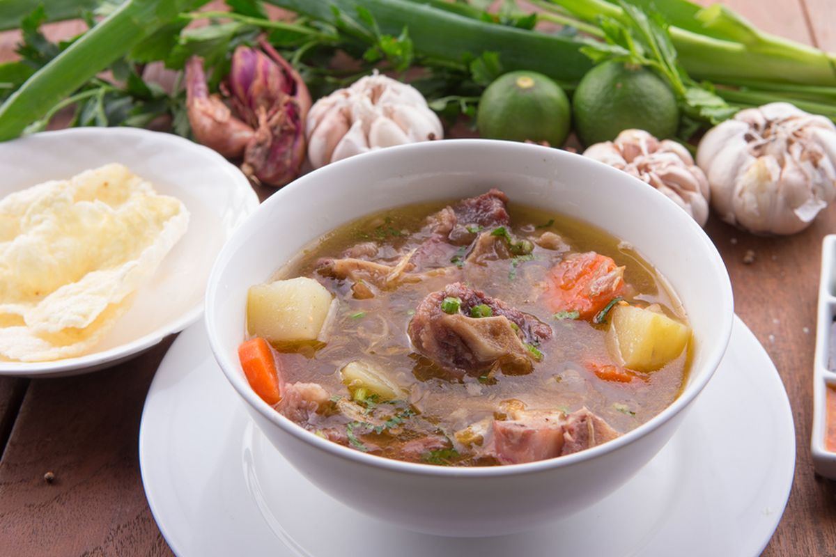 Ilustrasi oxtail soup atau sup buntut. 