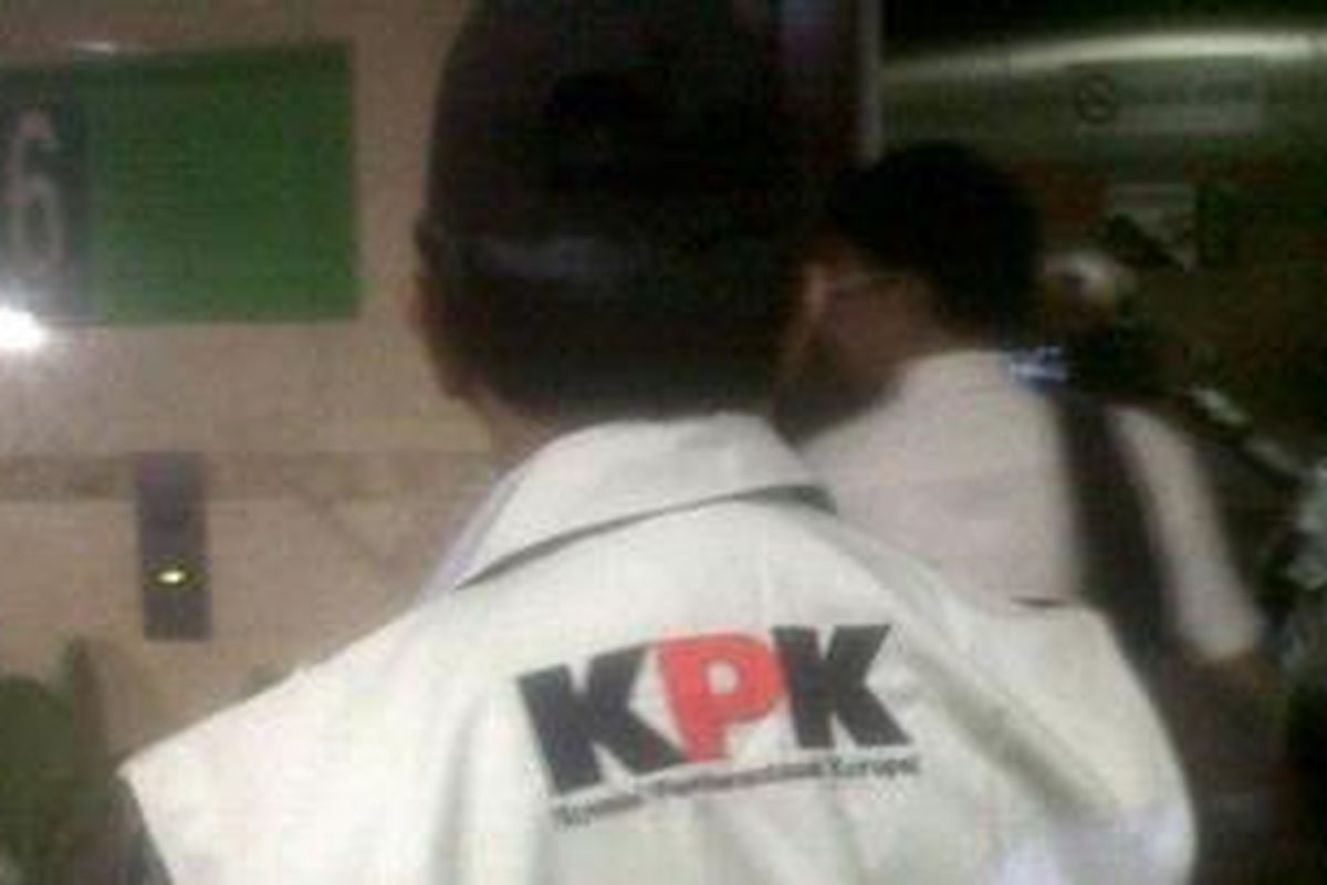 Petugas KPK kembali mendatangi Gedung C pada lantai 6 Direktorat Jenderal Peternakan dan Kesehatan Hewan, di Kementerian Pertanian, Jalan Harsono RM nomor 3 Ragunan, Pasar Minggu, Jakarta Selatan, Kamis (31/1/2013)