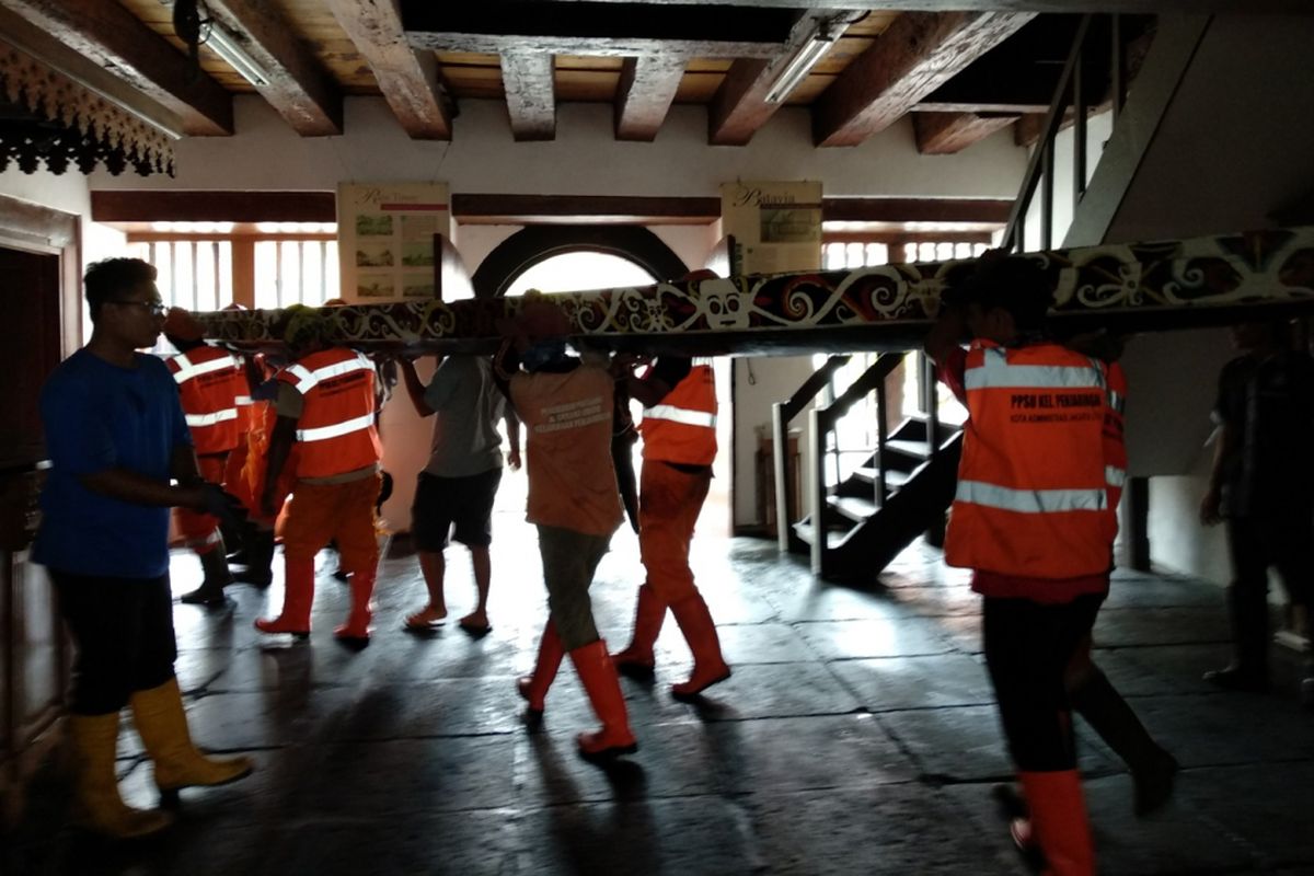 Petugas PPSU membersihkan puing-puing di Museum Bahari, Jakarta Utara, Rabu (17/1/2018).  Museum itu mengalami kebakaran Selasa kemarin.