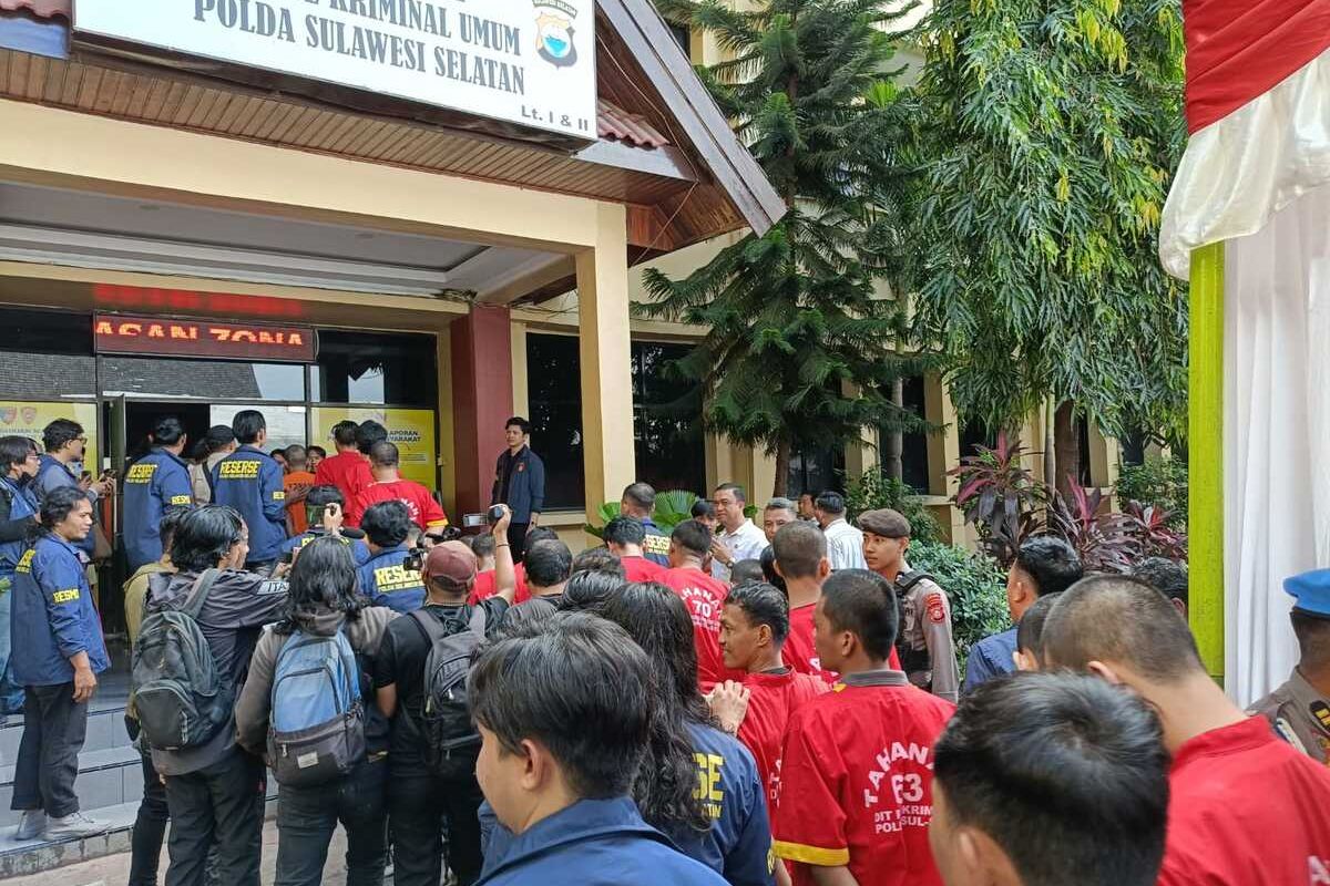 Ratusan pelaku kejahatan yang digiring polisi usai ekspose di Mapolda Sulsel, Jalan Perintis Kemerdekaan, Kota Makassar, Sulsel, Selasa (30/7/2023).