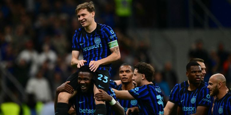 Nicolo Barella digendong oleh Marcus Thuram setelah mencetak gol kedua timnya dalam pertandingan sepak bola Serie A Liga Italia antara Inter Milan vs Cagliari di Stadion Giuseppe Meazza di Milan, pada 17 April 2026. (Foto oleh Marco BERTORELLO / AFP)