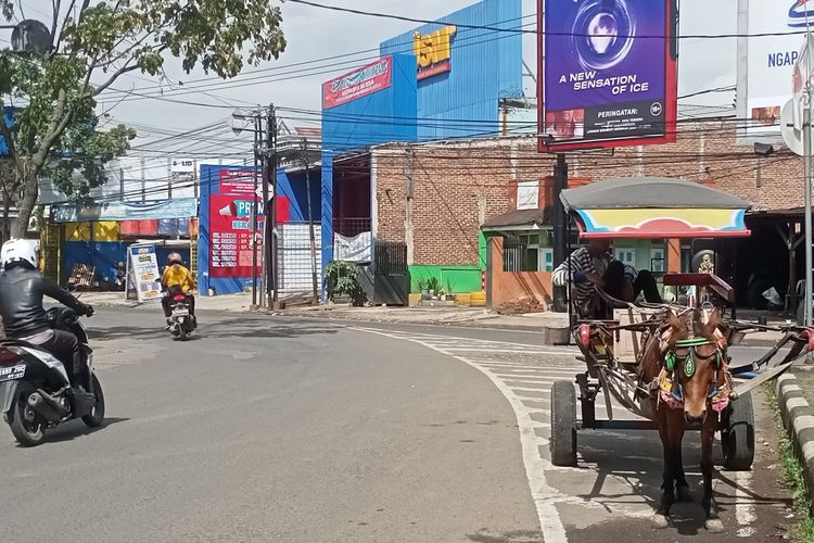 Para Kusir Delman yang masih bertahan di beberapa titik di Ibu Kota Kabupaten Bandung, Soreang, Jawa Barat tak letih menunggu para penumpang. Selasa (10/1/2023)