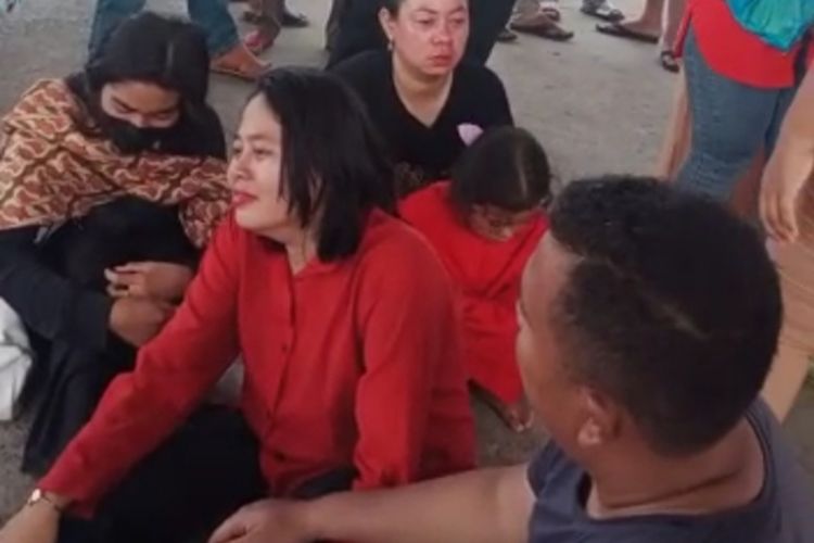 Sejumlah penumpang yang selamat dari tenggelamnya kapal SB Evelyn Calisca, menangis histeris saat dievakuasi ke Pelabuhan Sei Guntung, Inhil, Riau, Kamis (27/4/2023).