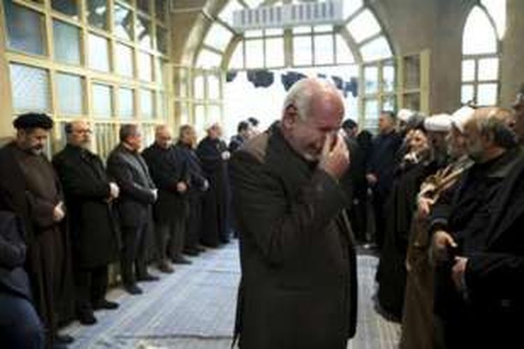 Seorang warga berduka di tengah upacara penghormatan terakhir bagi mantan Presiden Iran Akbar Hashemi Rafsanjani, yang meninggal dunia Minggu kemarin akibat serangan jantung.  