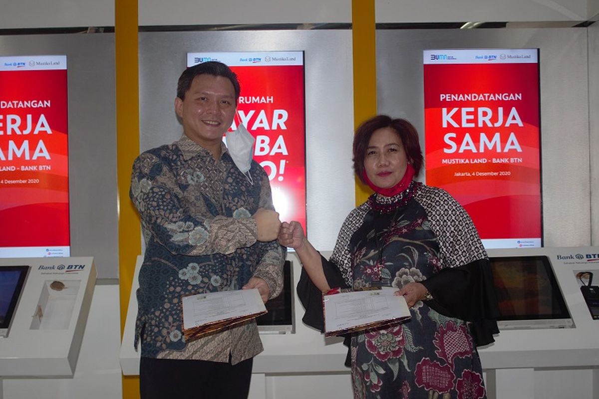 Executive Vice President Nonsubsidized Mortgage & Personal Lending Division (NSLD) BTN Suryanti Agustinar dan Direktur Utama Mustika Land David Sudjana menandatangani perjanjian kerja sama Beli Rumah Biaya Serba Zero.