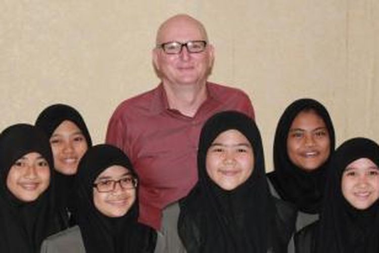 Dubes Paul Grigson bersama pelajar Muslim.