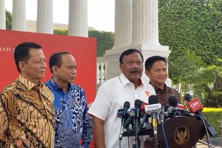 Wakil Ketua Umum KONI Suwarno memberikan keterangan pers selepas rapat terbatas terkait persiapan PON XXI di Kompleks Istana Kepresidenan, Jakarta, Senin (9/10/2023).