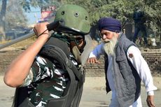 Foto Viral Polisi Pukul Petani Tua dalam Aksi Protes di India