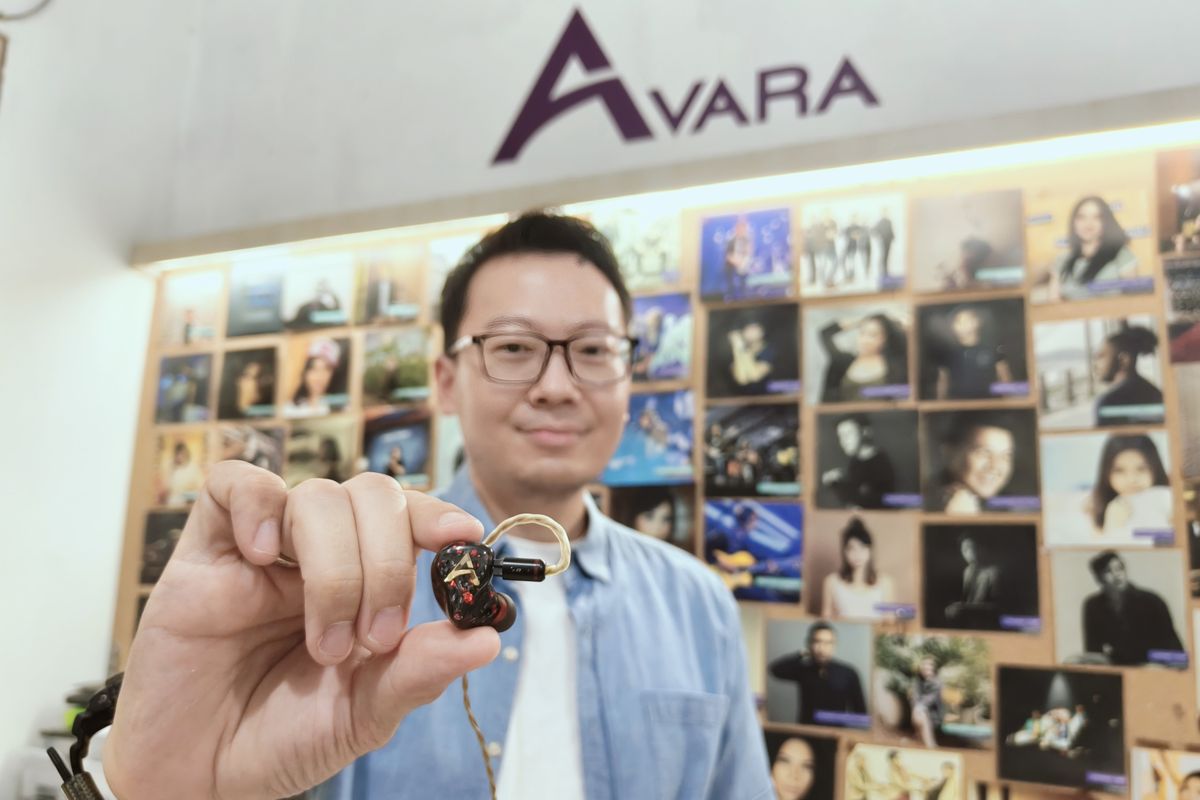 Alvon Yulius dari Sidoarjo, Jawa Timur dengan produknya yang kini menjadi andalan banyak musisi papan atas Indonesia, Avara Custom, manufaktur Custom dan Universal In-Ear Monitor (IEM), sebuah perangkat earphone yang dicetak sesuai dengan bentuk telinga pemakainya.