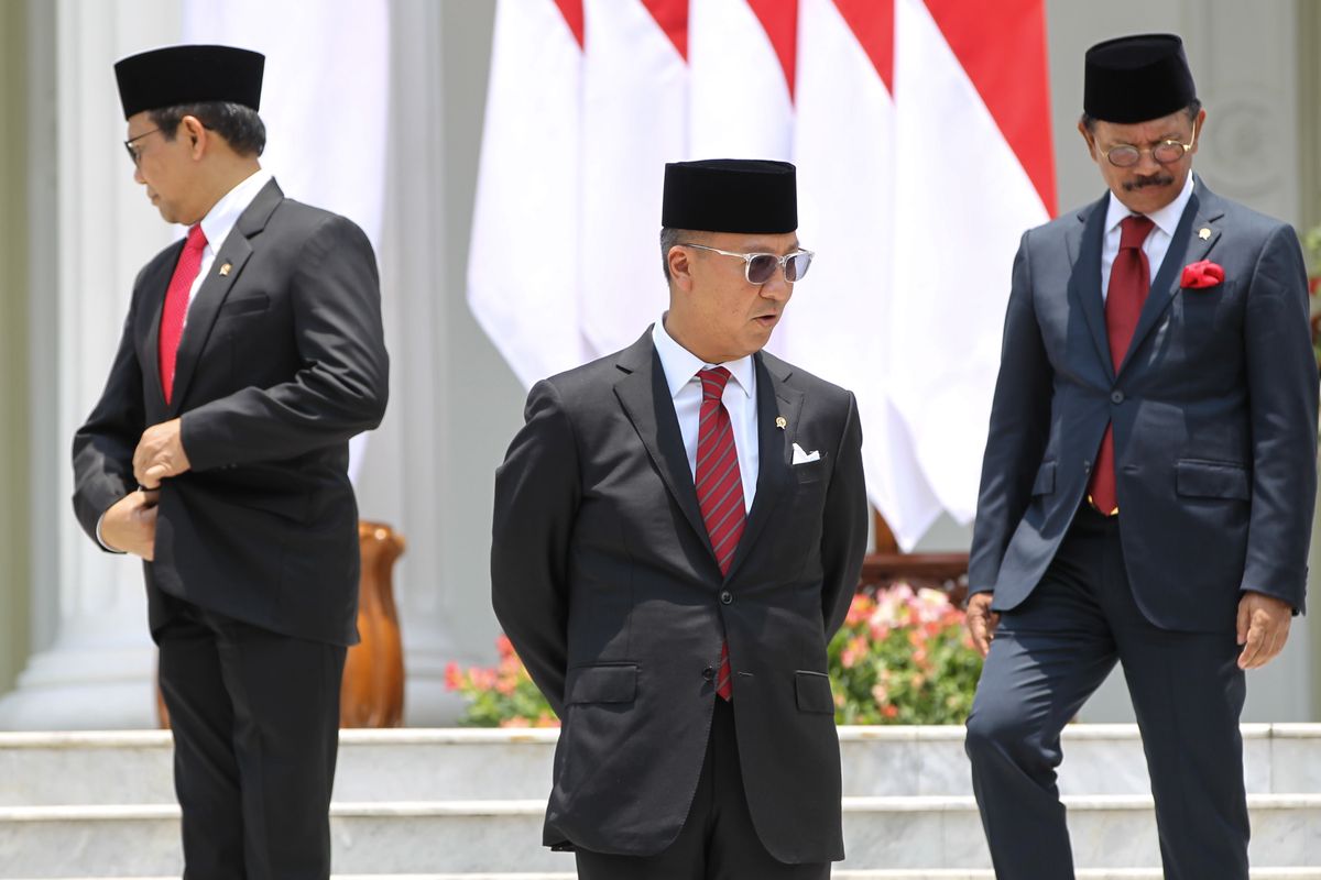 Menteri Perindustrian, Agus Gumiwang Kartasasmita (depan) sebelum pemotretan kabinet di Istana Negara, Jakarta, Rabu (23/10/2019). Presiden RI Joko Widodo mengumumkan dan melantik Menteri-menteri Kabinet Indonesia Maju serta pejabat setingkat menteri.