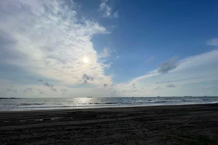 Ilustrasi Pantai Indah Bosowa di Kota Makassar, Sulawesi Selatan.