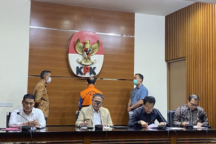 Hakim Agung Gazalba Saleh resmi ditahan KPK usai menjalani pemeriksaan penyidik di Gedung Merah Putih KPK, Kuningan, Jakarta, Kamis (8/12/2022).