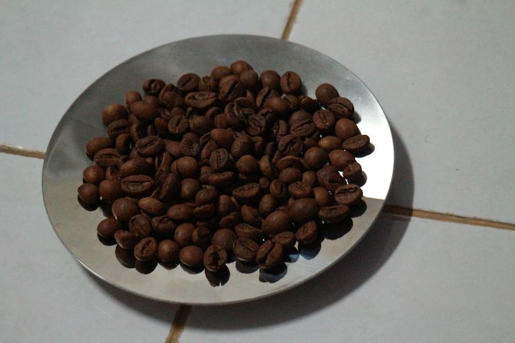 biji kopi robusta wine process dari kopi kampoeng genting yang di-roast hingga tingkat light