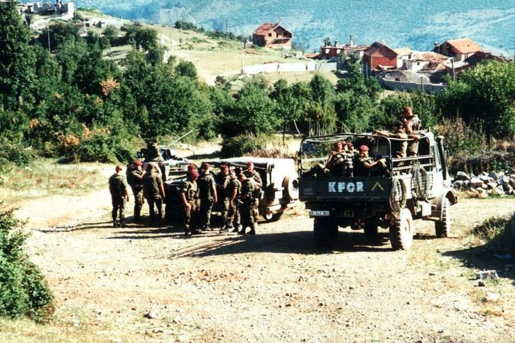 Pasukan KFOR asal Jerman berpatroli di wilayah selatan Kosovo pada 1999 setelah tentara Yugoslavia mundur dari negeri itu,
