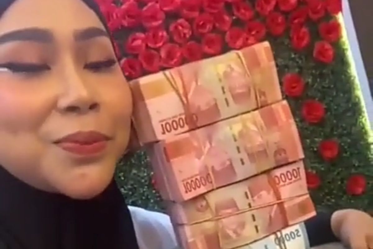 Beredar video arisan ibu-ibu sosialita 'Sultan' menggelar arisan yang nilainya fantastis mencapai Rp 2,5 miliar.