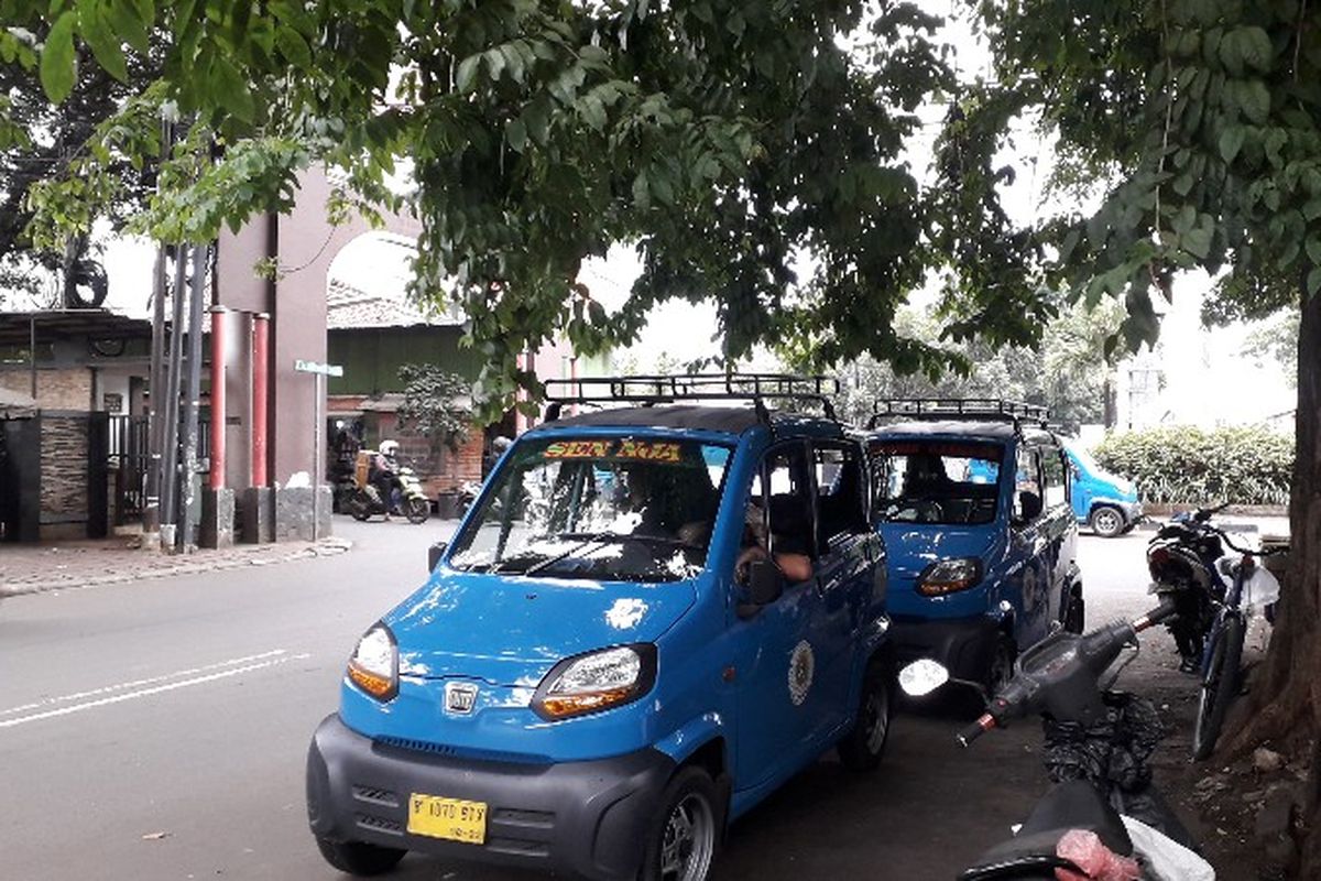 Bajaj Qute sedang menunggu penumpang di kawasan Pejompongan, Jakarta Pusat, Jumat (23/2/2018).