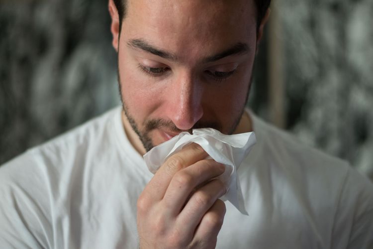 Jika tak ada obat, Anda bisa meredakan hidung tersumbat dengan terapi berbahan alami. 
