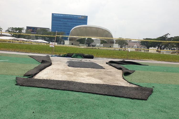 Situasi jalur jogging di Lapangan Merdeka, Kota Medan, dalam perbaikan, Senin (24/2/2025). 
