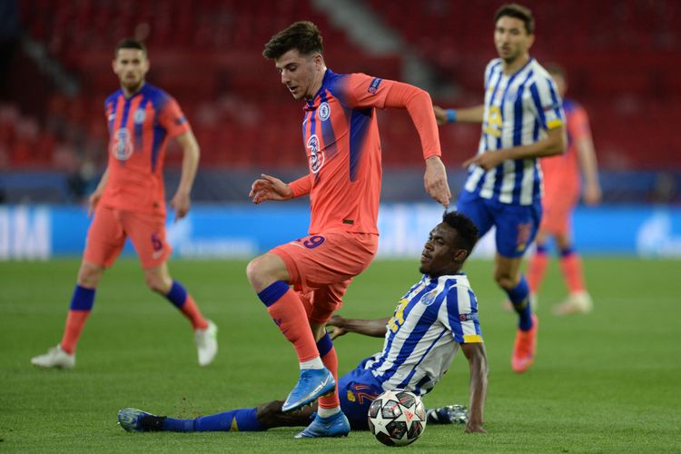 Gelandang Chelsea, Mason Mount (tengah), berusaha melewati hadangan pemain FC Porto, Zaidu Sanusi, dalam pertandingan leg pertama babak perempat final Liga Champions di Stadion Ramon Sanchez Pizjuan, Seville, 7 April 2021.