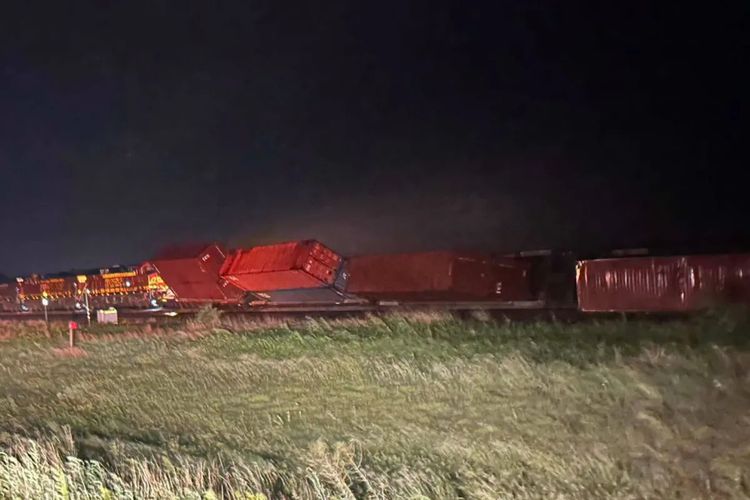 Gerbong Kereta Terbang Dihantam Tornado, Badai Ekstrem Lumpuhkan Oklahoma