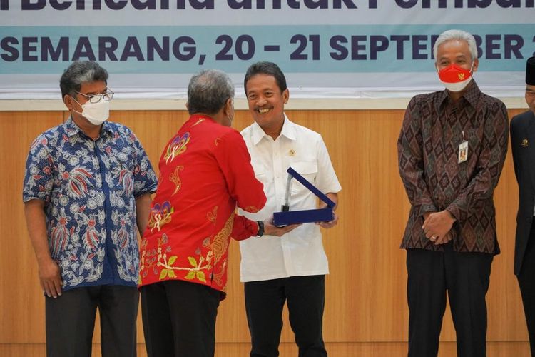 Menteri KP dalam agenda Forum Pimpinan Perguruan Tinggi Perikanan dan Kelautan Indonesia (FP2TPKI) 2022, Seminar Nasional bertajuk Society 5.0 dan Ketahanan Bencana untuk Pembangunan Pesisir Berkelanjutan di Gedung Profesor Soedarto Universitas Diponegoro (Undip), Semarang, Selasa (20/9/2022).

