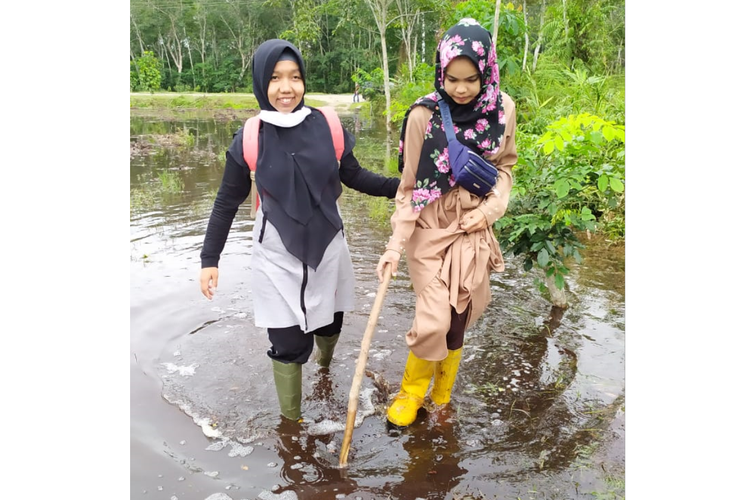 Perjalanan guru SMPN 2 Mempura untuk memberikan layanan pendidikan bagi siswa berkebutuhan khusus di Siak, Riau. 