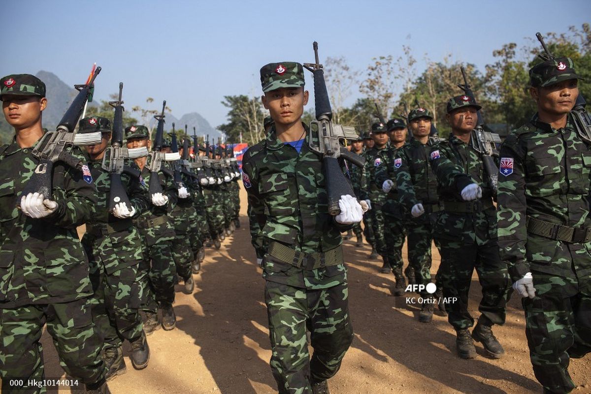 Foto yang diambil pada 31 Januari 2015 ini menunjukkan tentara dari Brigade Ketujuh Tentara Pembebasan Nasional Karen (KNLA) yang berparade sebagai bagian dari perayaan Hari Revolusi Karen ke-66 di markas mereka di negara bagian Kachin, Myanmar. KNLA adalah sayap bersenjata dari Serikat Nasional Karen (KNU) dan diyakini memiliki antara 3.000 hingga 5.000 milisi aktif di barisannya.