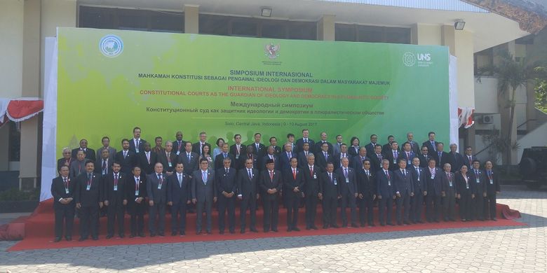 Delegasi Simposium Internasional AACC berfoto bersama di Universitas Sebelas Maret, Solo, Jawa Tengah, Rabu (9/8/2017).