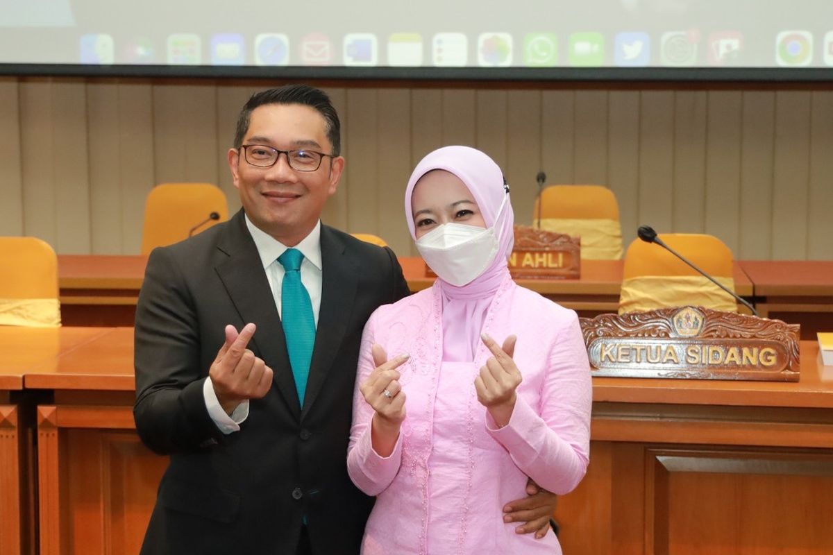Atalia Praratya, bersama suami, Gubernur Jabar Ridwan Kamil foto bersama usai Sidang Doktor di Bale Sawala Gedung Rektorat Unpad,  Kampus Jatinangor, Kabupaten Sumedang, Jawa Barat, Senin (10/10/2022).