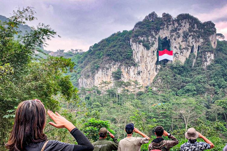Bendera merah putih raksasa berkibar di Tebing Hawu, Bandung Barat.
