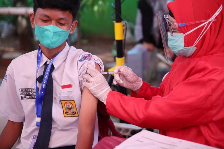 Pemerintah Kota Makassar bekerja sama dengan Badan Intelejen Negara Negara Sulawesi Selatan mulai melaksanakan vaksinasi massal gratis bagi pelajar untuk Sekolah Menengah Tingkat Pertama (SMP).