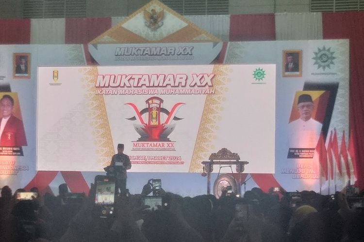 Presiden Joko Widodo saat menghadiri acara muktamar XX IMM di Palembang, Jumat (1/3/2024).