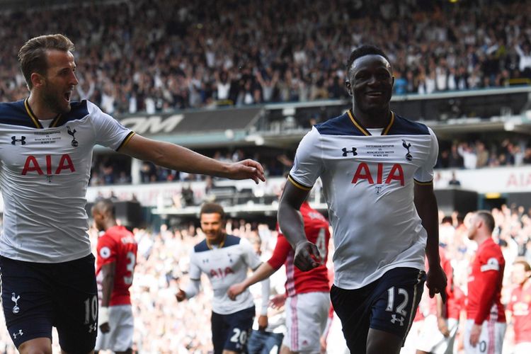 Victor Wanyama merayakan gol Tottenham Hotspur ke gawang Manchester United pada partai lanjutan Premier League - kasta teratas Liga Inggris - di Stadion White Hart Lane, Minggu (14/5/2017).