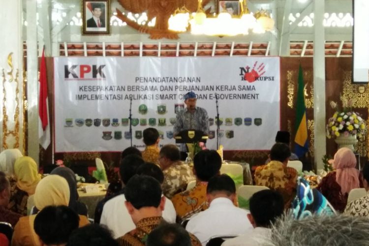 Wali Kota Bandung Ridwan Kamil saat berbicara di hadapan puluhan kepala daerah di Indonesia dalam kegiatan hibah aplikasi smartcity di Pendopo Kota Bandung Jalan Dalemkaum, Rabu (1/11/2017).