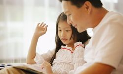 Bukan Hanya Tulang Punggung Keluarga, Ayah Berperan Besar Mengasuh Anak di Rumah