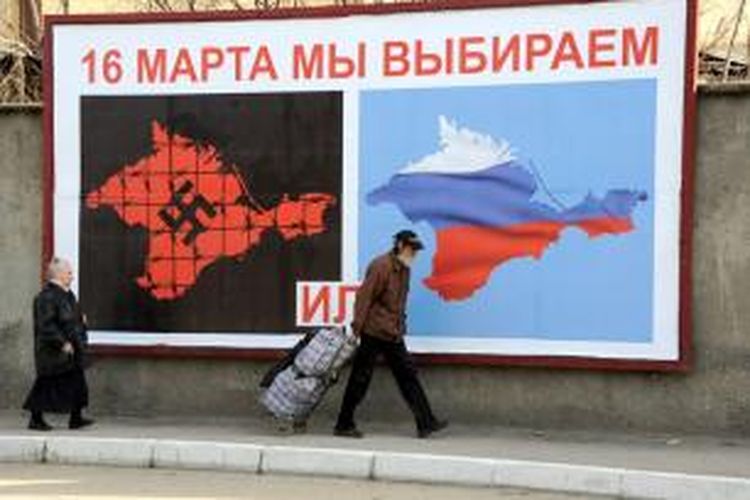 Beberapa warga kota Sevastopol, Crimea berjalan melewati poster besar tentang jadwal referendum 16 Maret mendatang. Referendum itu nantinya akan menentukan apakah Semenanjung Crimea tetap menjadi bagian Ukraina atau bergabung dengan Rusia.
