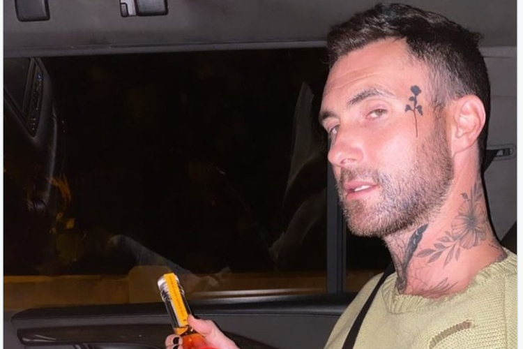 Adam Levine pamer tato baru di wajahnya